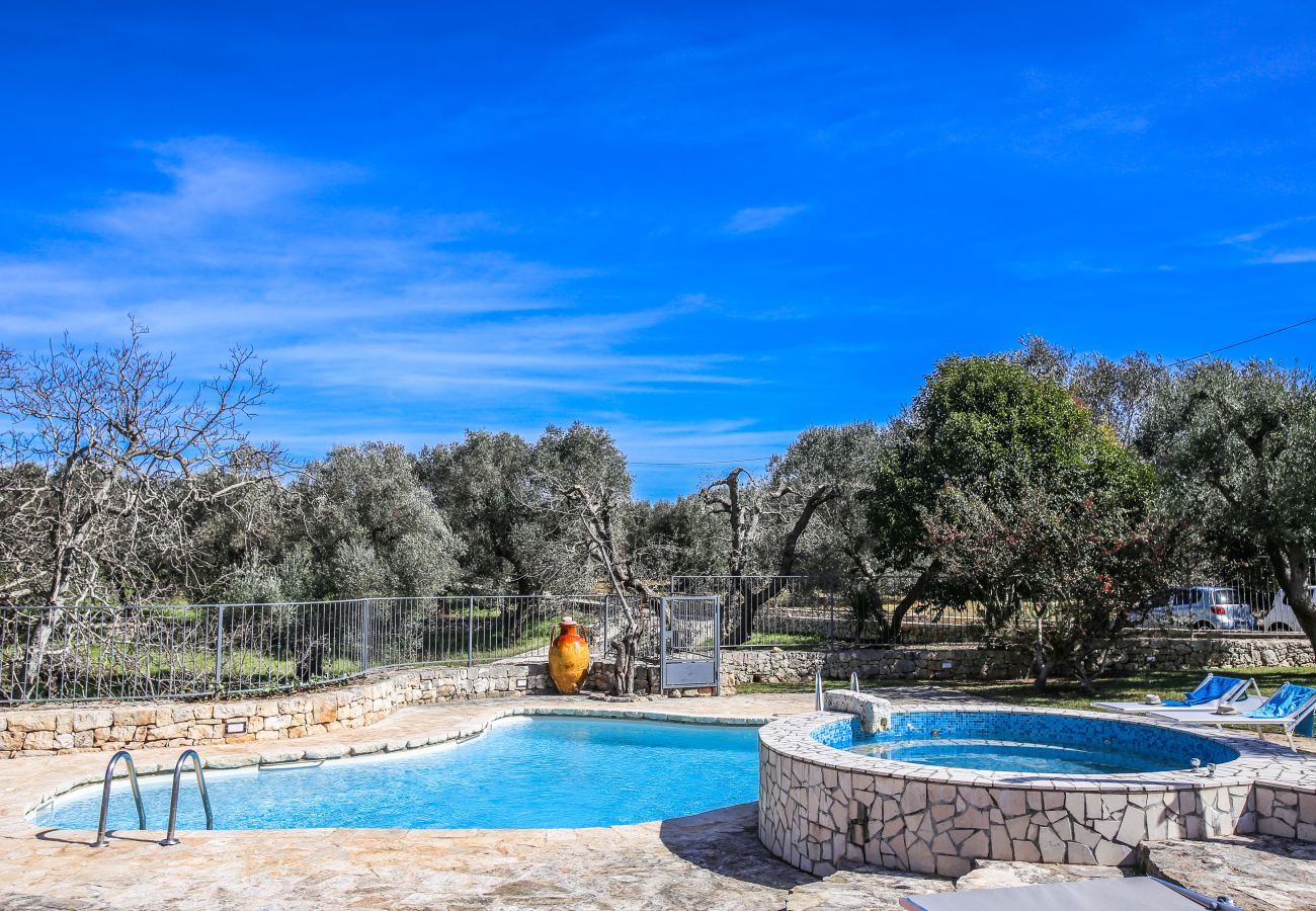 Trullo a San Michele Salentino - Trullo degli ulivi by pugliadamare