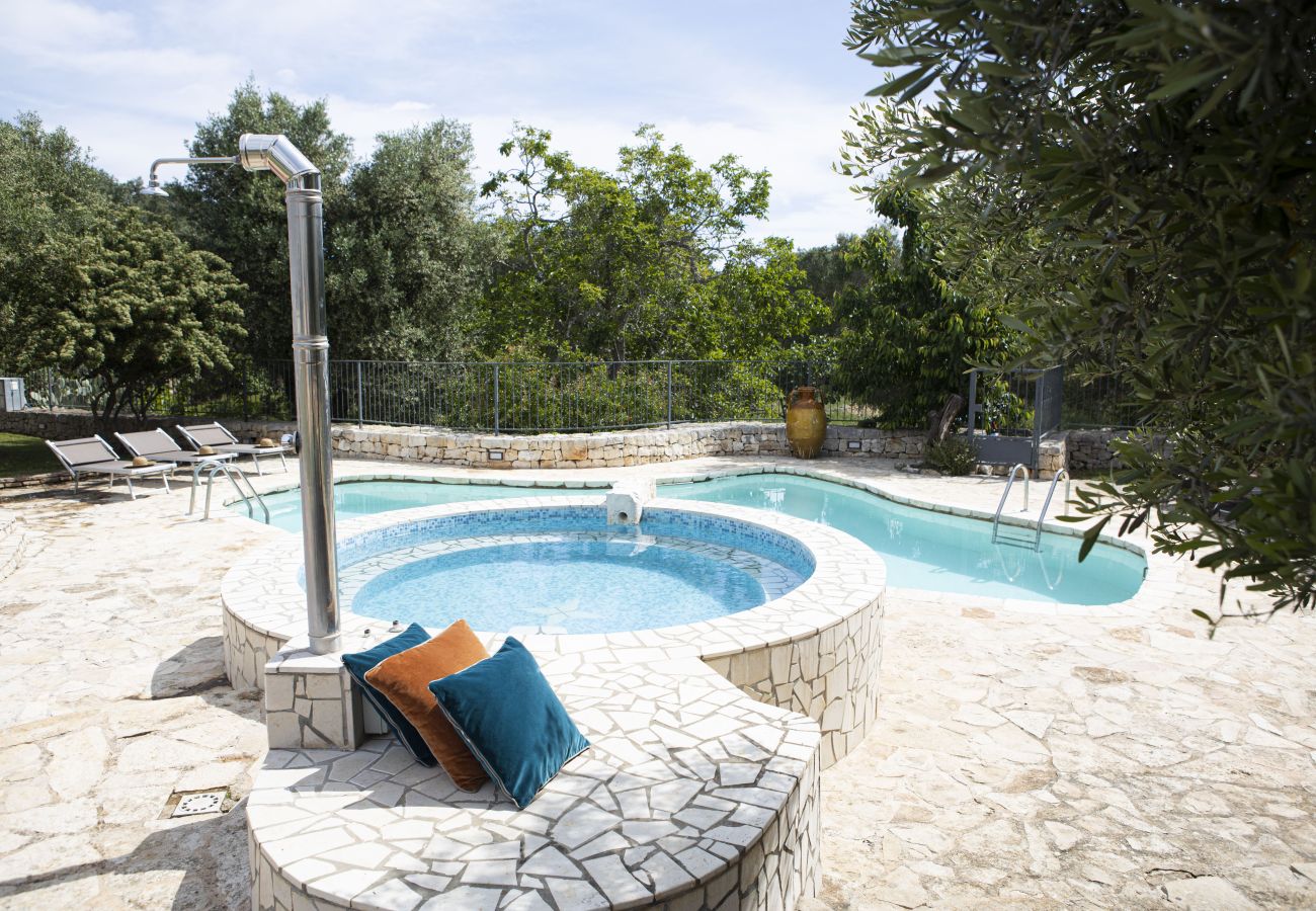 Trullo a San Michele Salentino - Trullo degli ulivi by pugliadamare