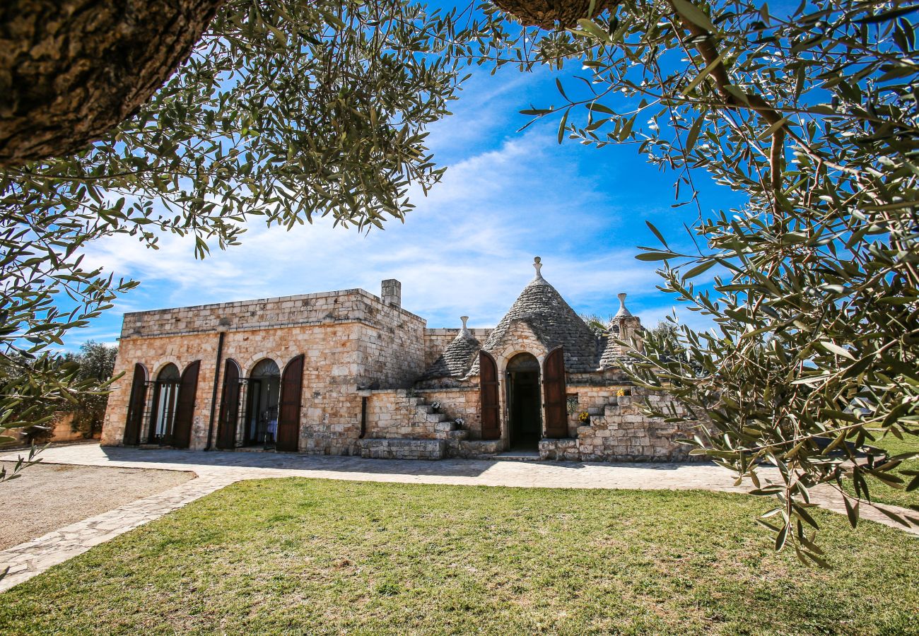 Trullo a San Michele Salentino - Trullo degli ulivi by pugliadamare