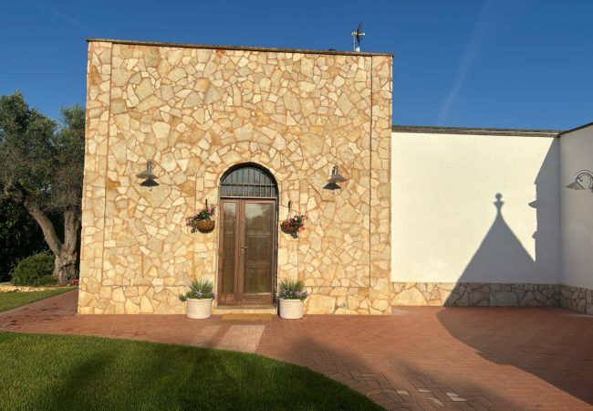 Trullo a San Vito dei Normanni - trullo raphael by pugliadamare Trullo a San Vito dei Normanni - trullo raphael by pugliadamare