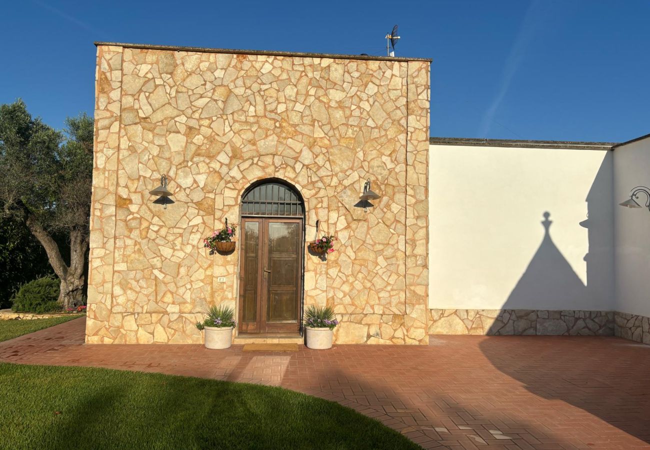 Trullo a San Vito dei Normanni - trullo raphael by pugliadamare