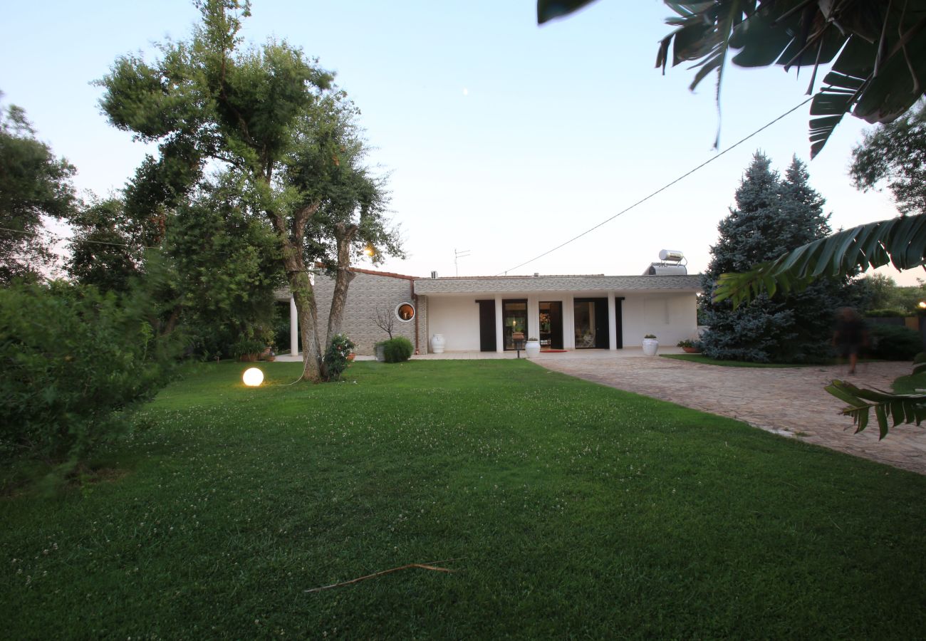 Villa a San Michele Salentino - Villa con parco e piscina by Pugliadamare