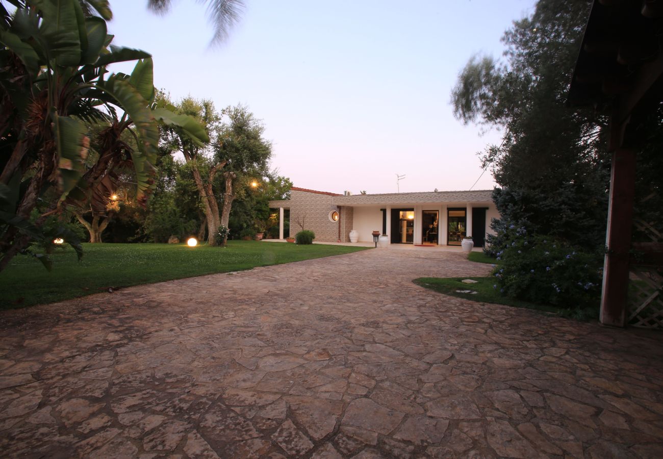 Villa a San Michele Salentino - Villa con parco e piscina by Pugliadamare