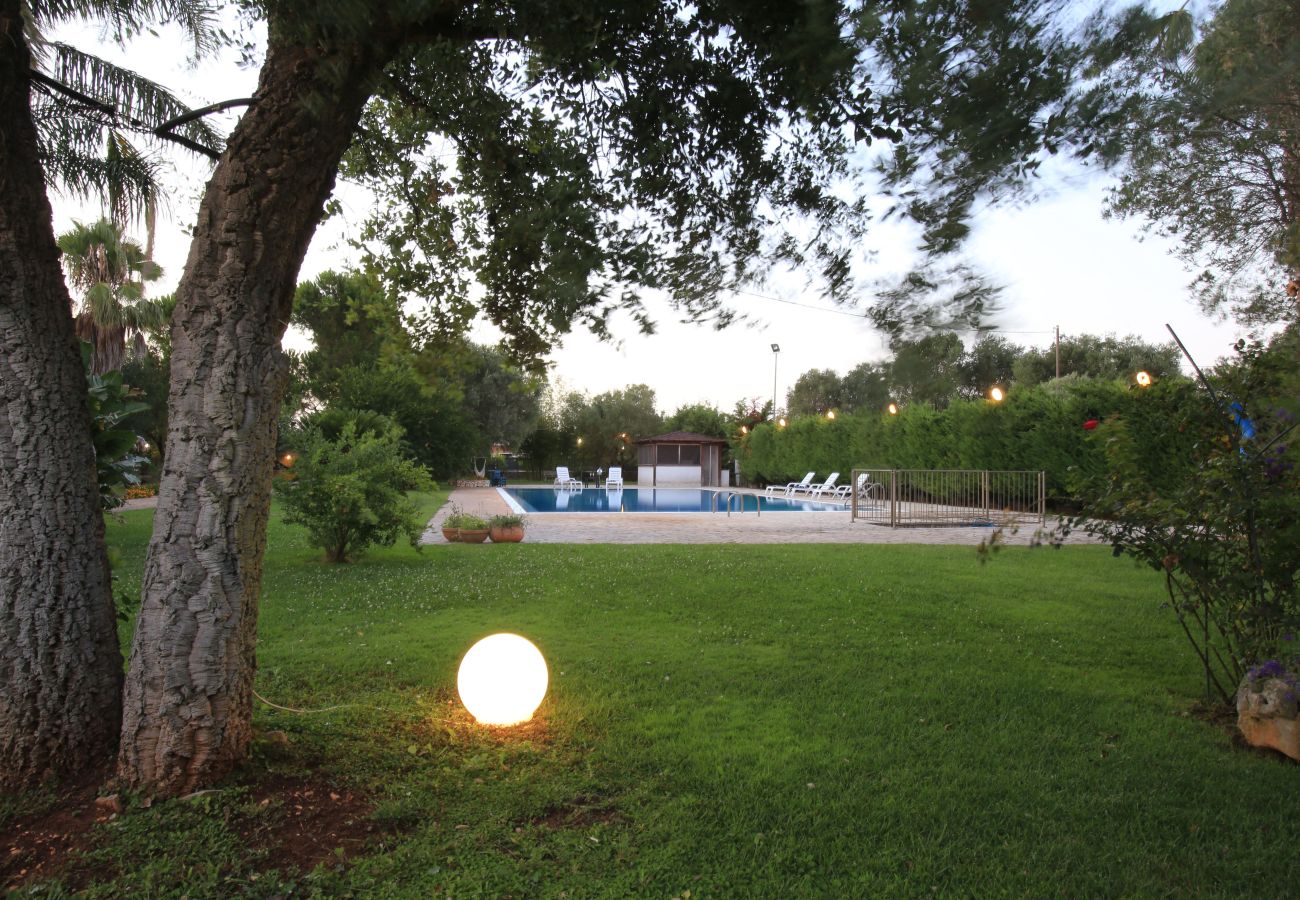 Villa a San Michele Salentino - Villa con parco e piscina by Pugliadamare