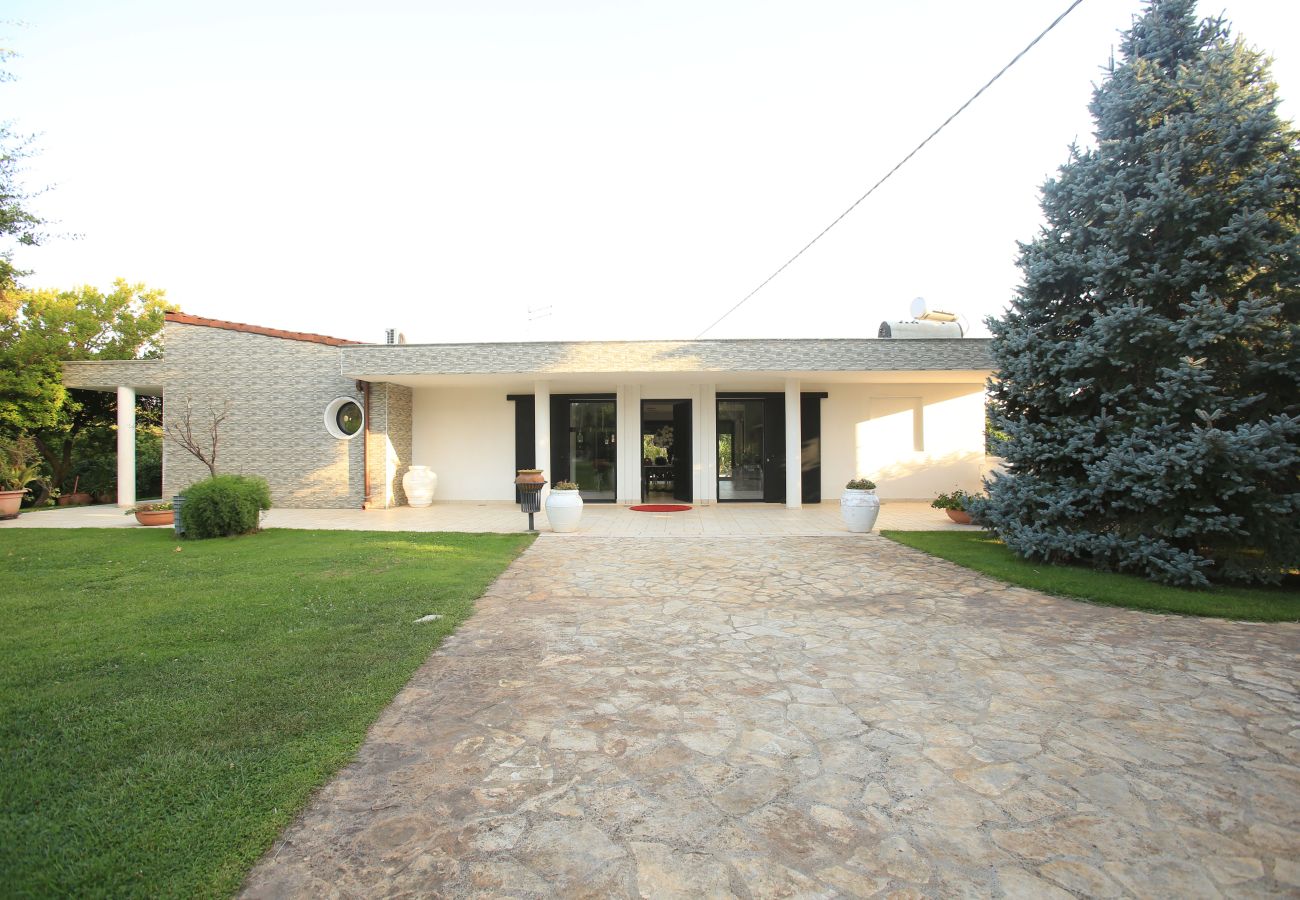 Villa a San Michele Salentino - Villa con parco e piscina by Pugliadamare