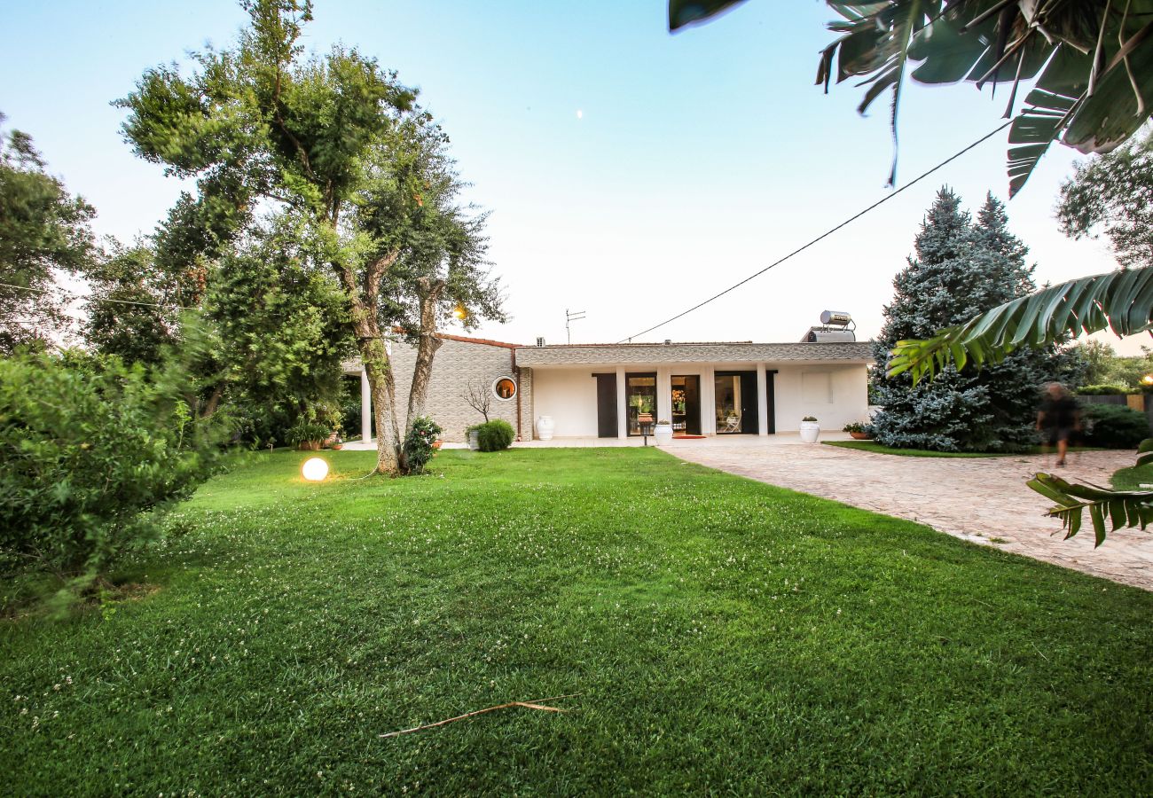 Villa a San Michele Salentino - Villa con parco e piscina by Pugliadamare