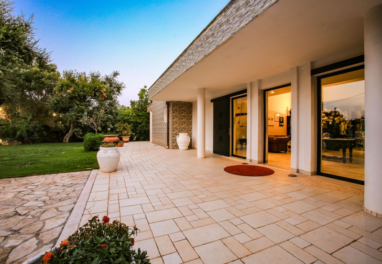 Villa a San Michele Salentino - Villa con parco e piscina by Pugliadamare