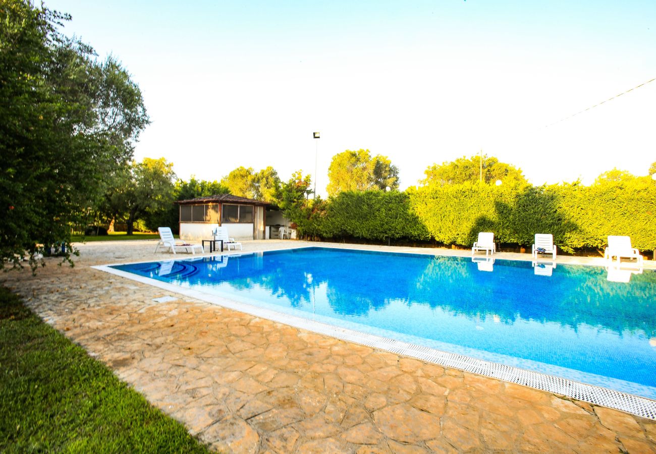 Villa a San Michele Salentino - Villa con parco e piscina by Pugliadamare