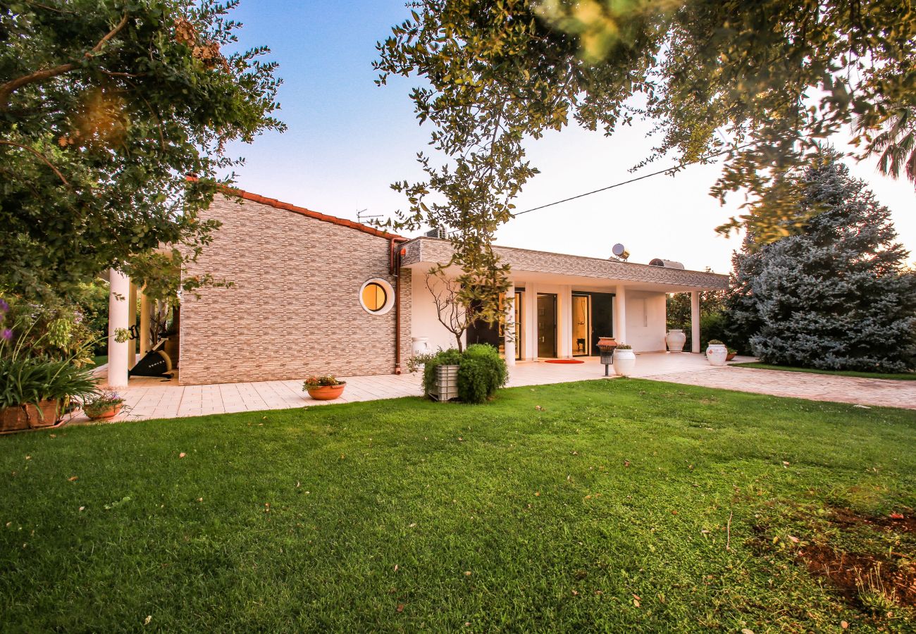 Villa a San Michele Salentino - Villa con parco e piscina by Pugliadamare