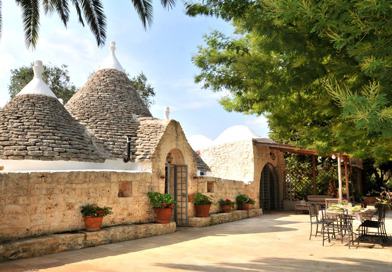 Trullo a San Michele Salentino - trulli mimosa by pugliadamare
