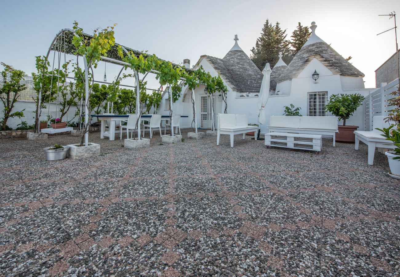 Trullo a Martina Franca - trullo nonna itria by pugliadamare 