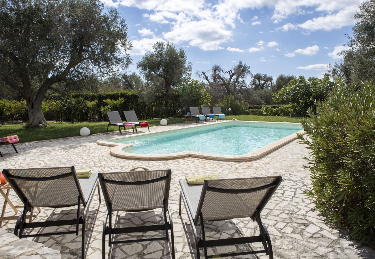 Residence a San Michele Salentino - Trulletto Corte degli Ulivi by Pugliadamare
