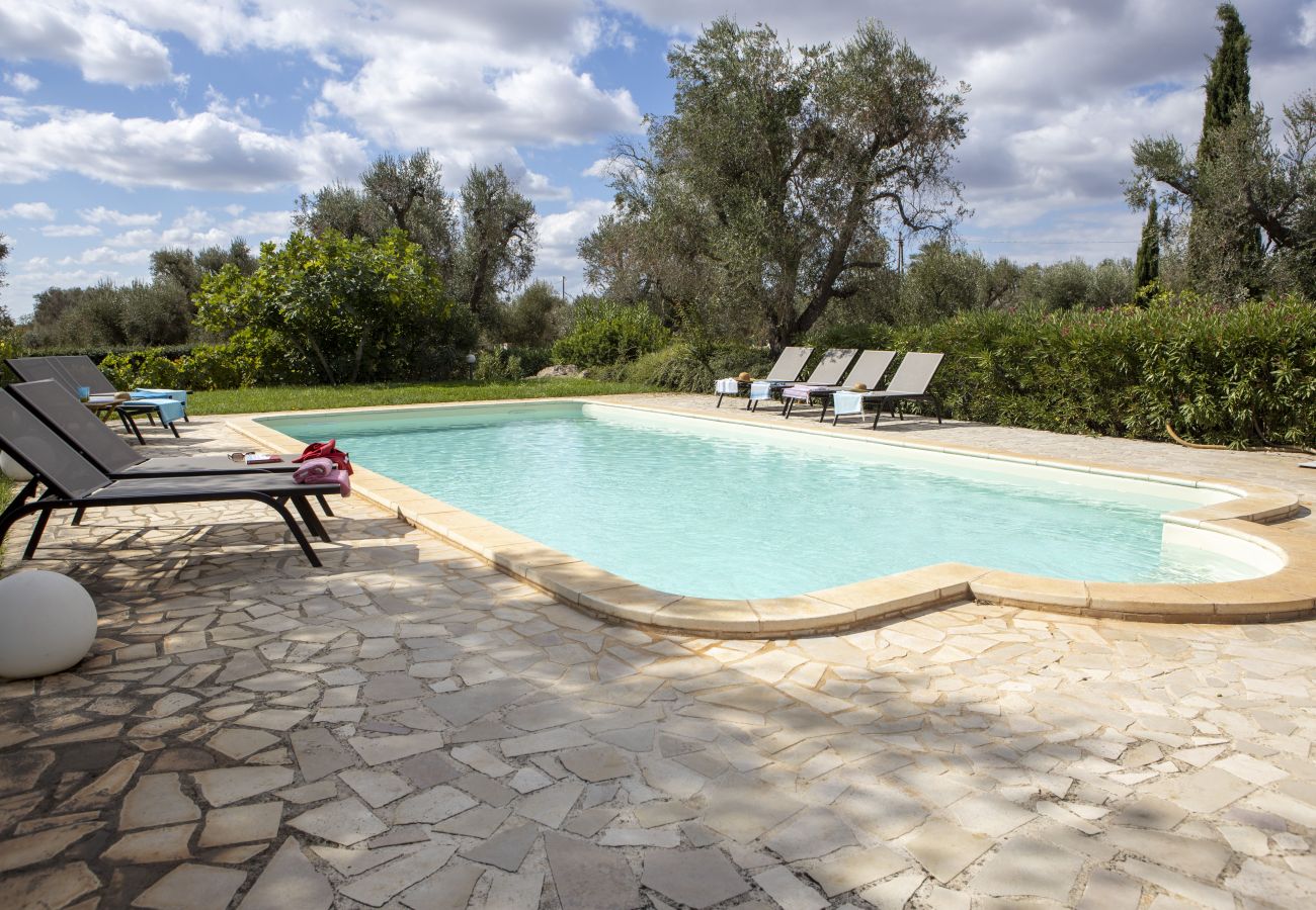 Residence a San Michele Salentino - Trulletto Corte degli Ulivi by Pugliadamare