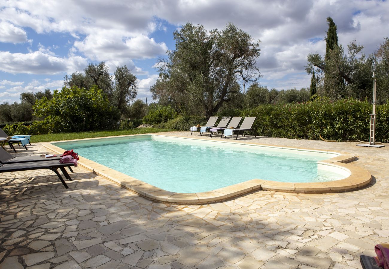 Residence a San Michele Salentino - Trulletto Corte degli Ulivi by Pugliadamare