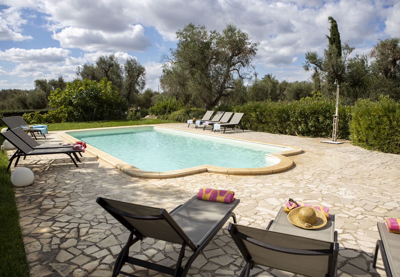 Residence a San Michele Salentino - Trulletto Corte degli Ulivi by Pugliadamare