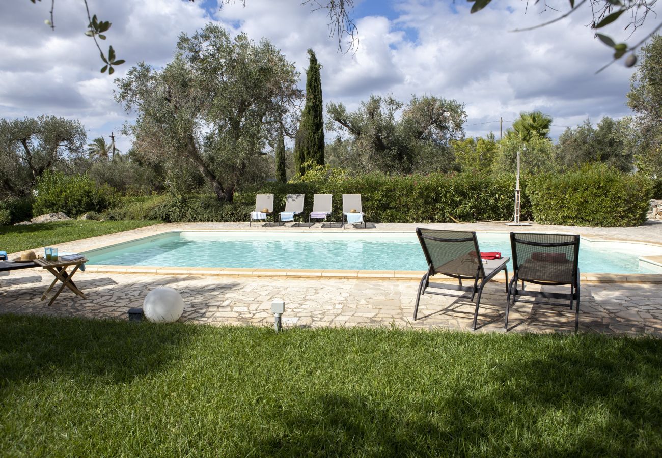 Residence a San Michele Salentino - Trulletto Corte degli Ulivi by Pugliadamare