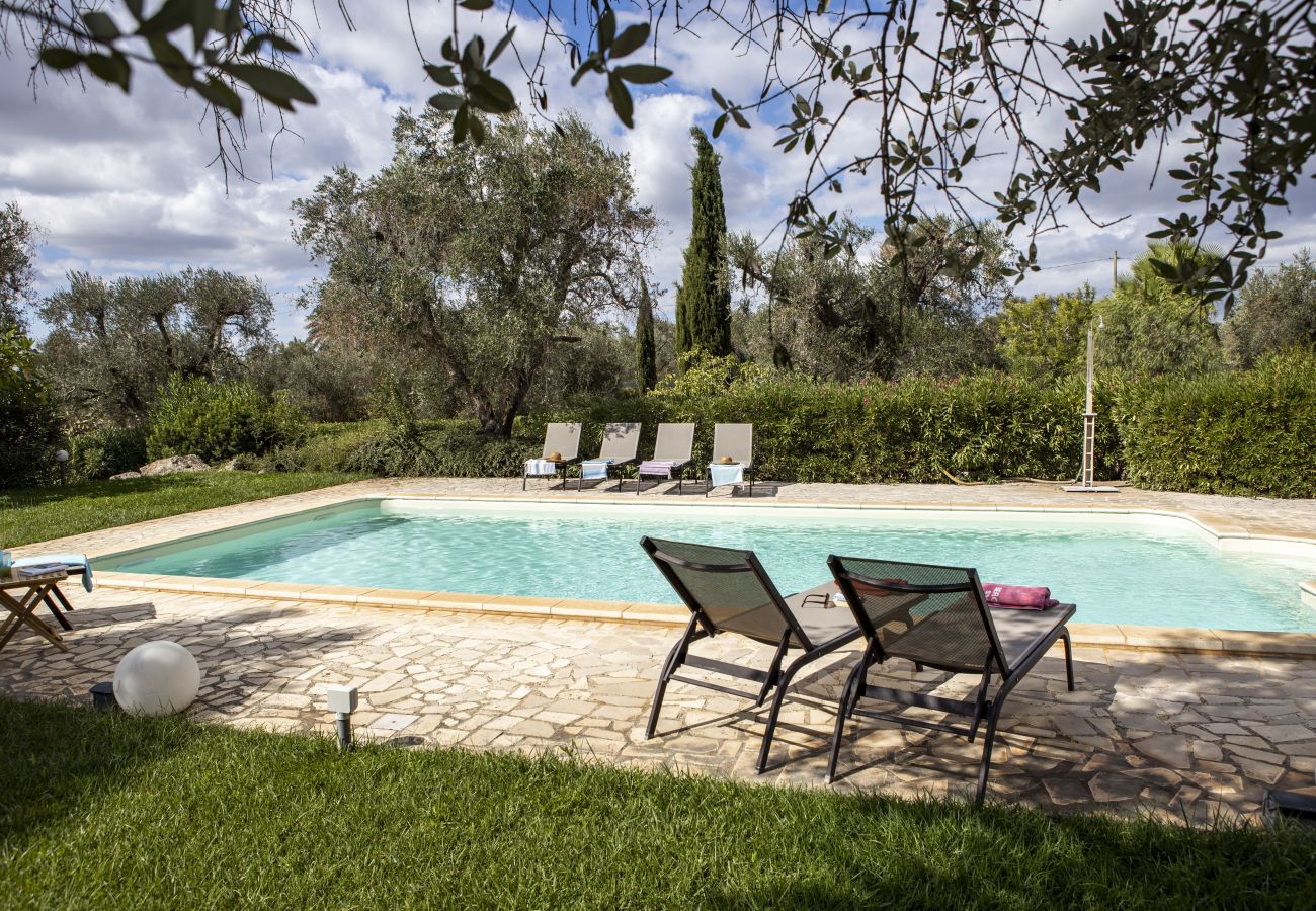 Residence a San Michele Salentino - Trulletto Corte degli Ulivi by Pugliadamare