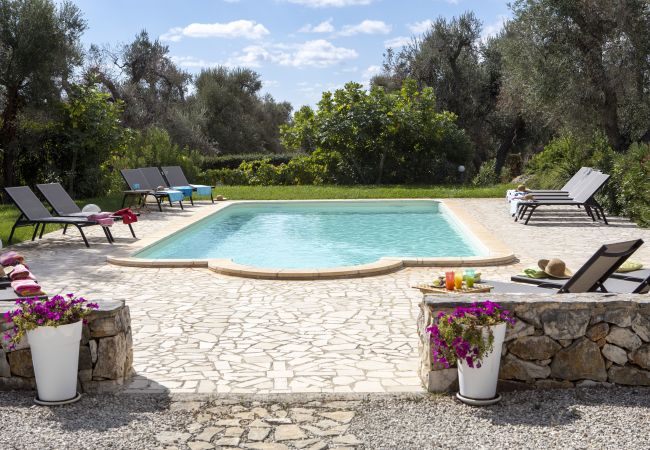 Residence a San Michele Salentino - Trullo Bouganville by Pugliadamare Residence a San Michele Salentino - Trullo Bouganville by Pugliadamare