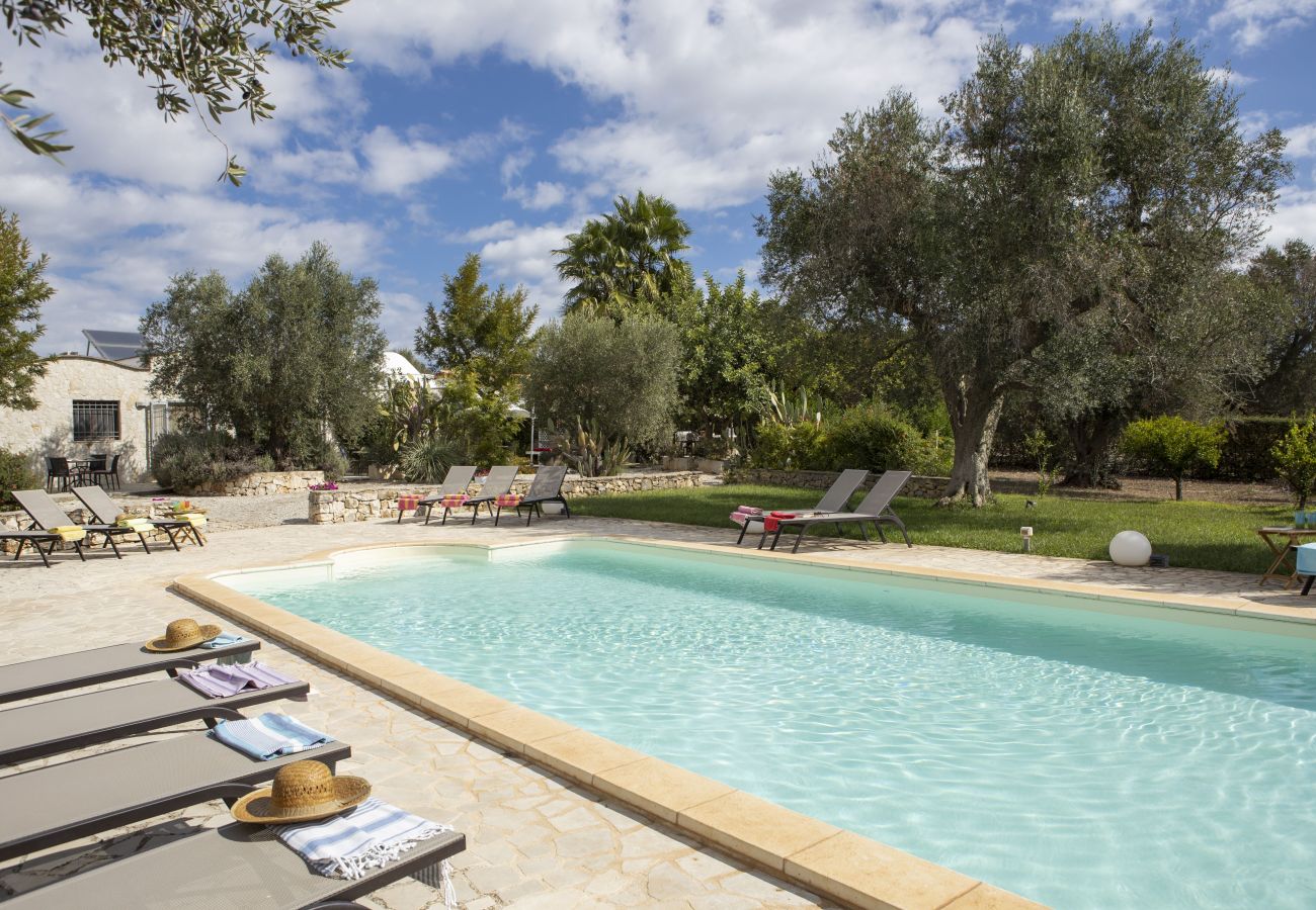Residence a San Michele Salentino - Trullo Bouganville by Pugliadamare