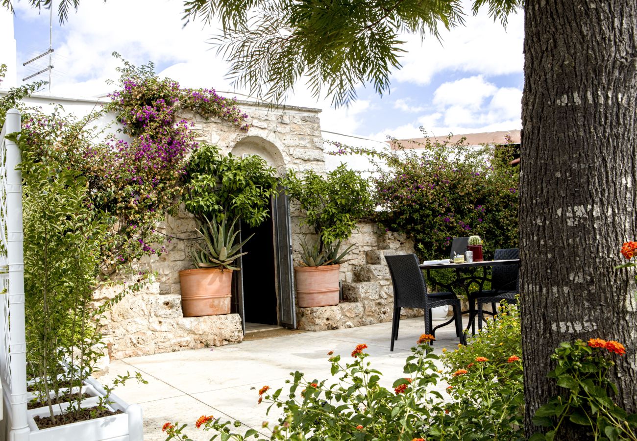 Residence a San Michele Salentino - Trullo Bouganville by Pugliadamare