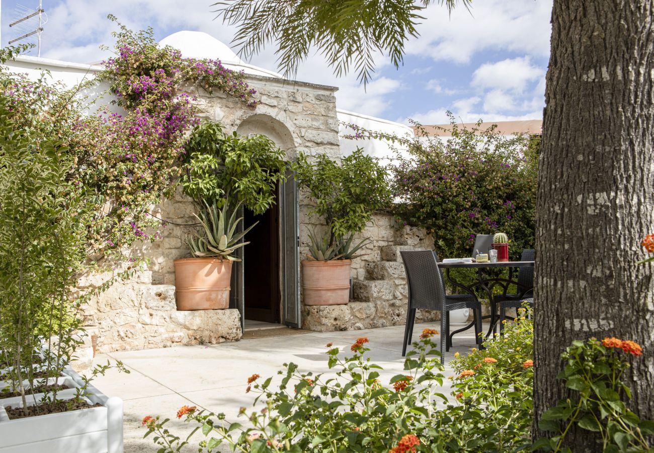 Residence a San Michele Salentino - Trullo Bouganville by Pugliadamare
