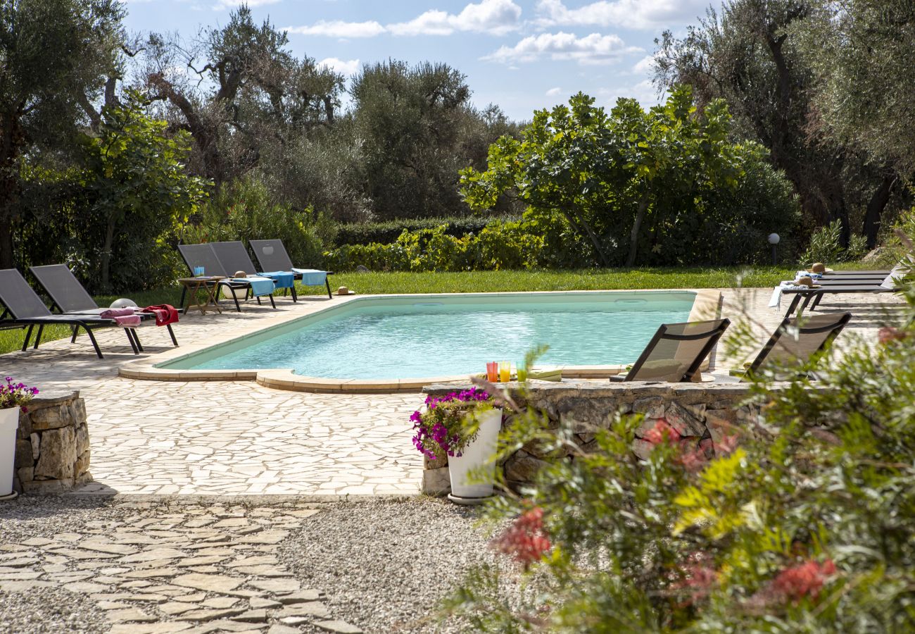 Residence a San Michele Salentino - Trullo Bouganville by Pugliadamare