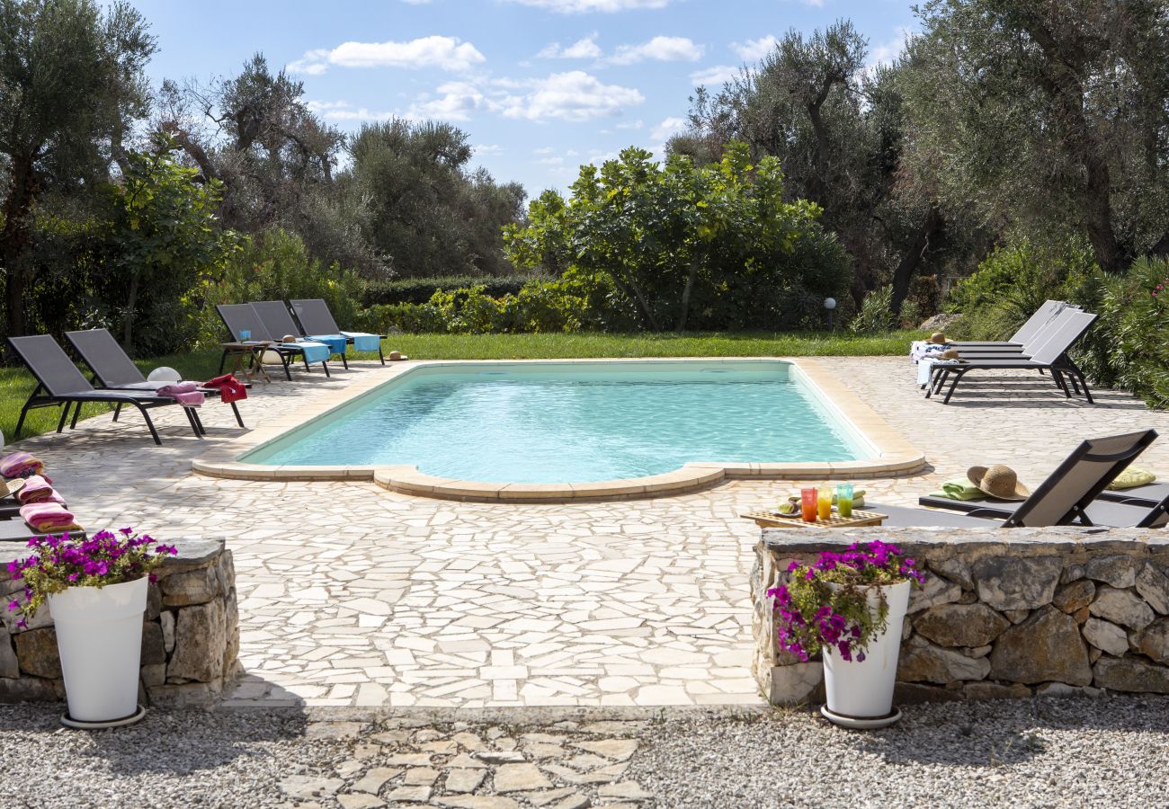 Residence a San Michele Salentino - Trullo Bouganville by Pugliadamare
