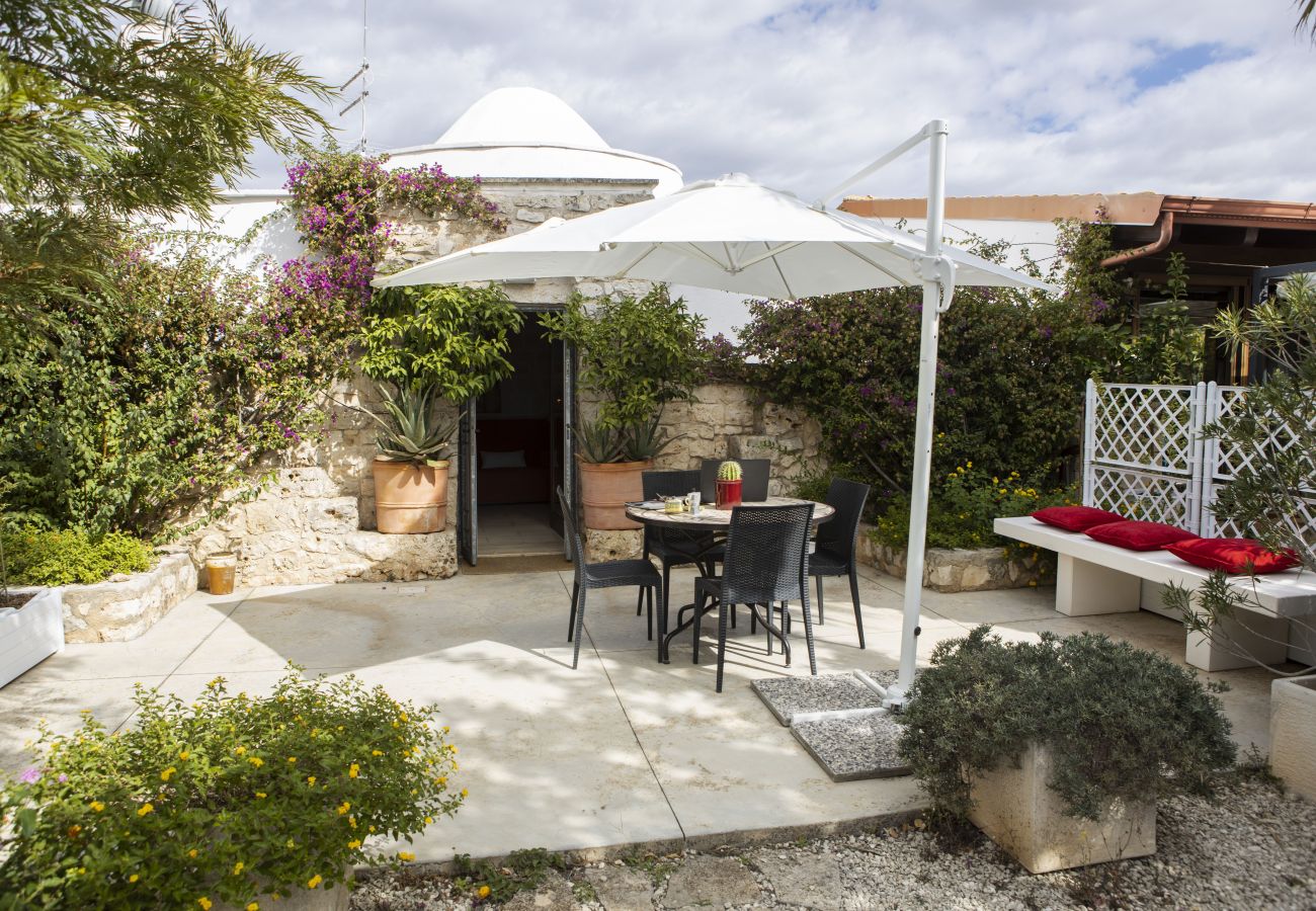 Residence a San Michele Salentino - Trullo Bouganville by Pugliadamare