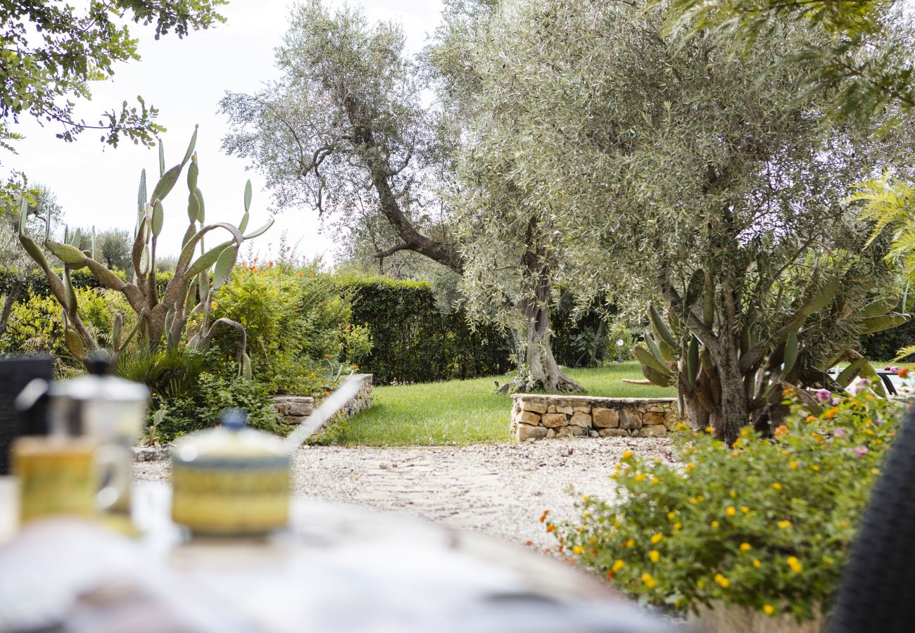 Residence a San Michele Salentino - Trullo Bouganville by Pugliadamare