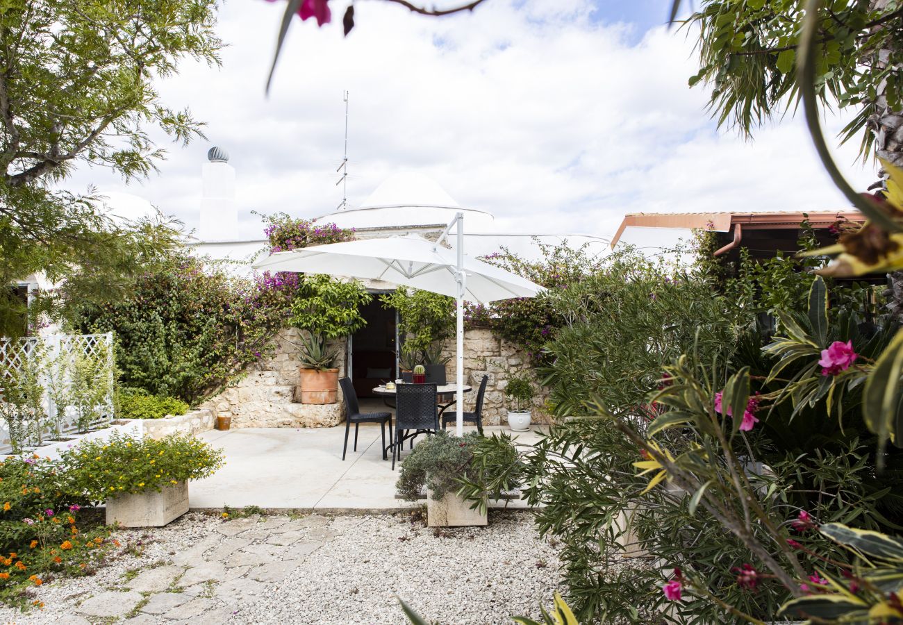 Residence a San Michele Salentino - Trullo Bouganville by Pugliadamare