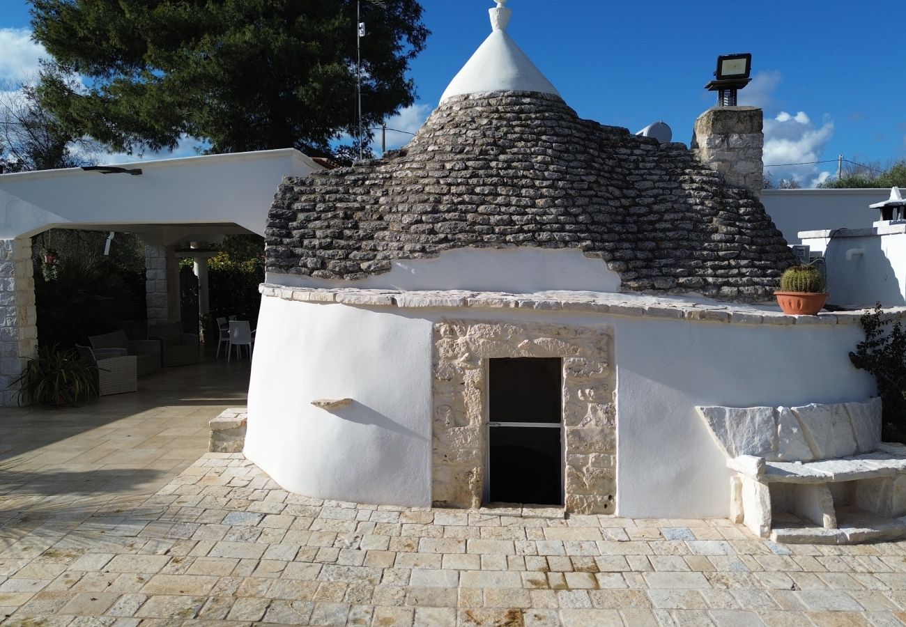 Trullo a San Vito dei Normanni - borgo della mimosa