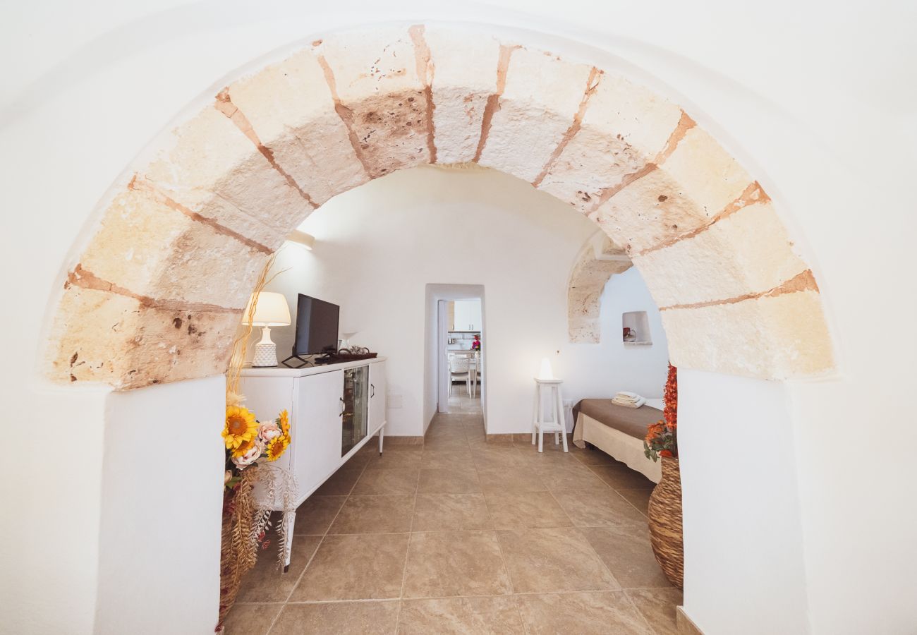 Trullo a San Vito dei Normanni - borgo della mimosa