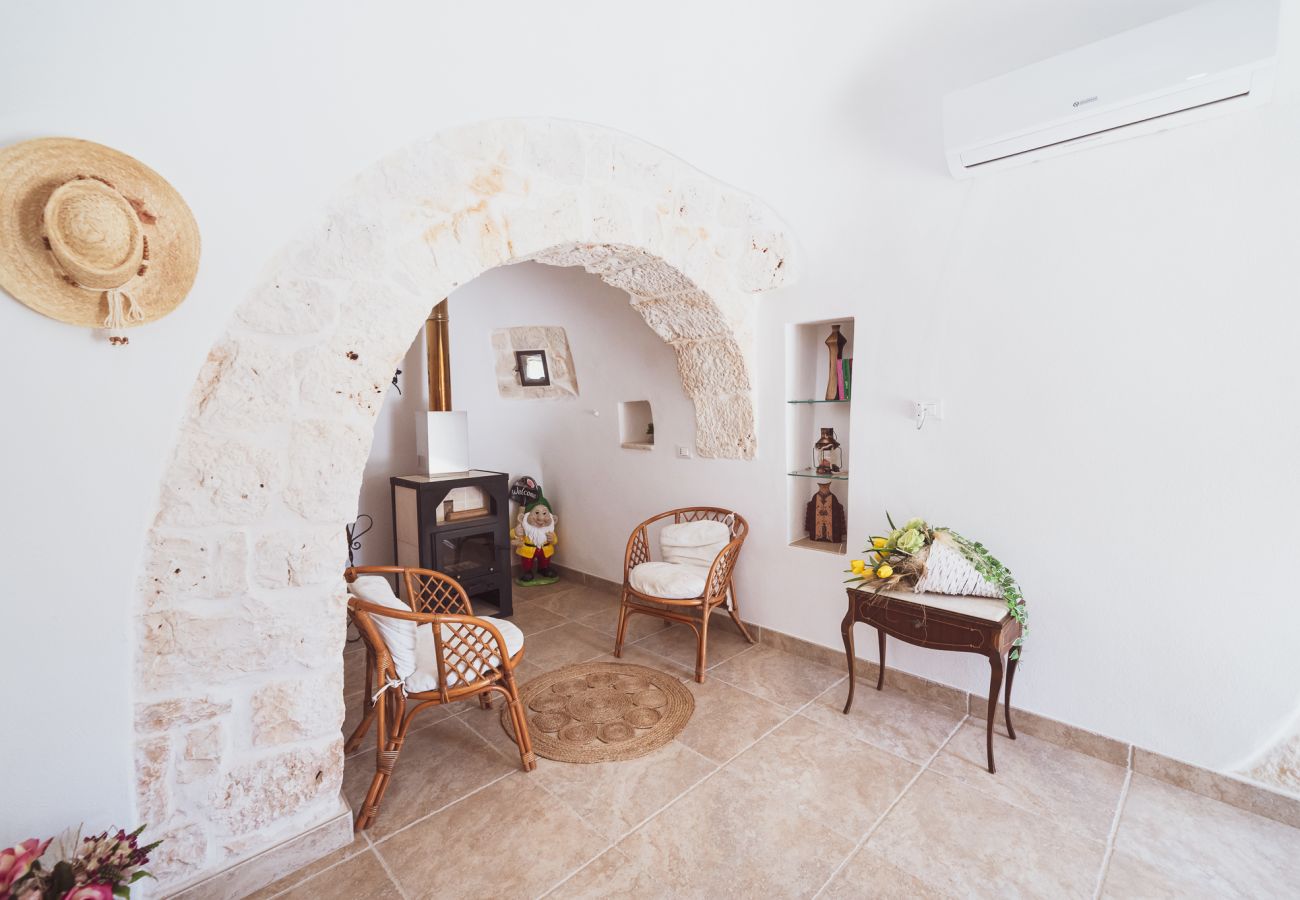 Trullo a San Vito dei Normanni - borgo della mimosa