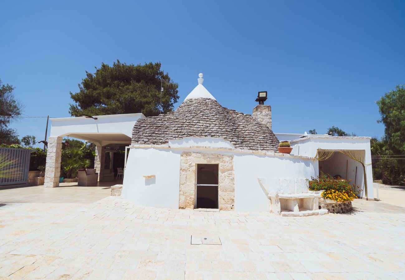 Trullo a San Vito dei Normanni - borgo della mimosa