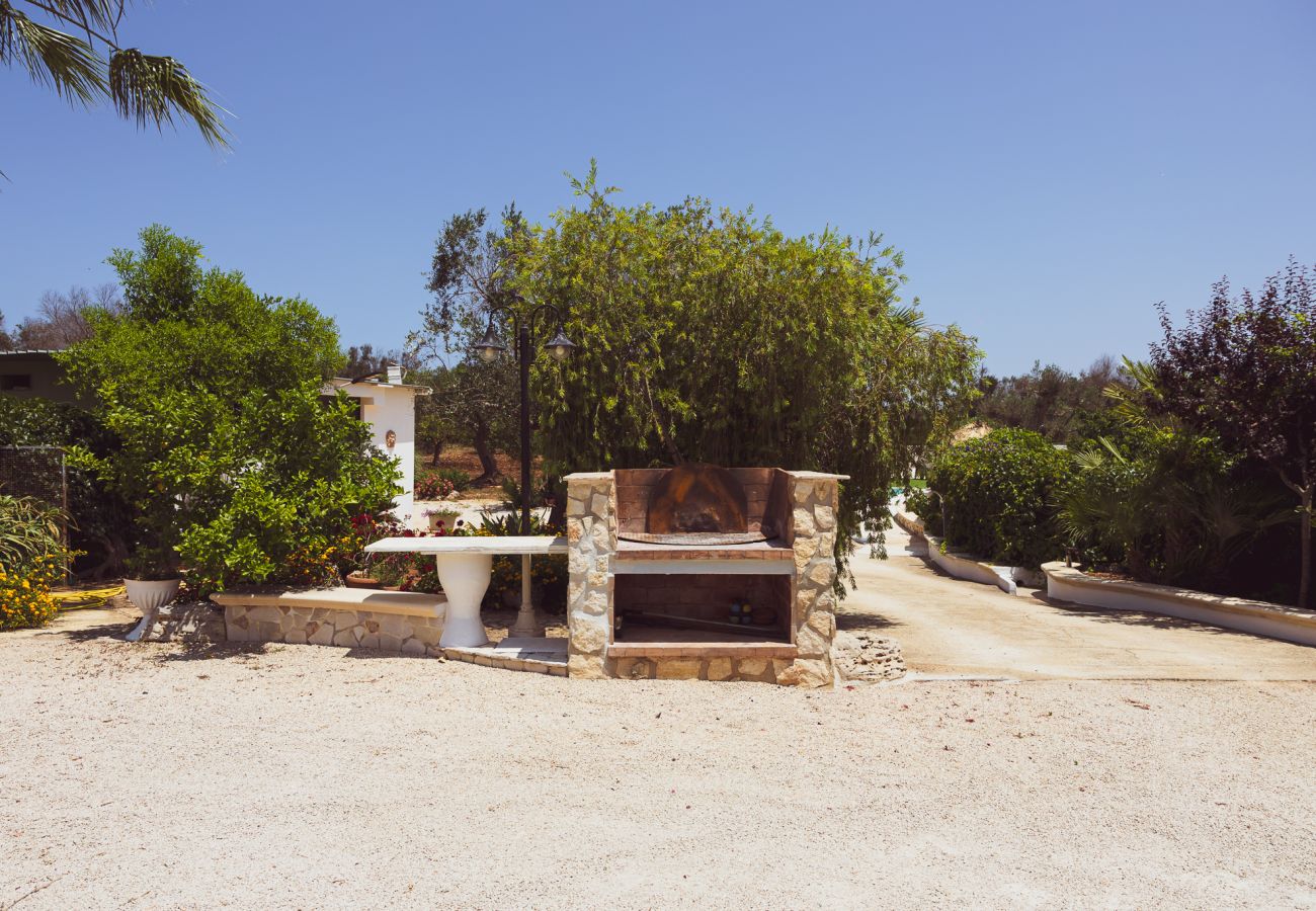Trullo a San Vito dei Normanni - borgo della mimosa