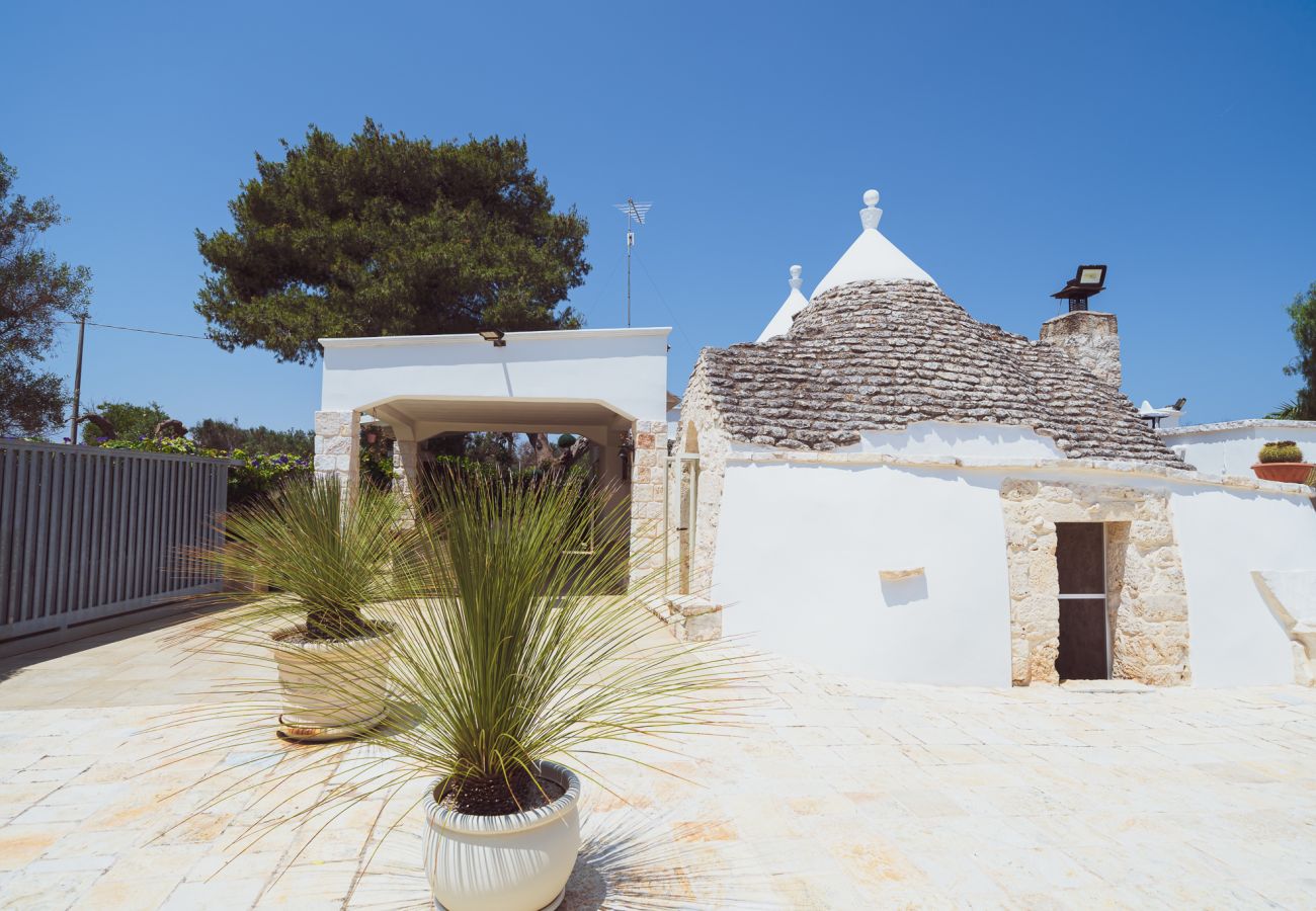 Trullo a San Vito dei Normanni - borgo della mimosa