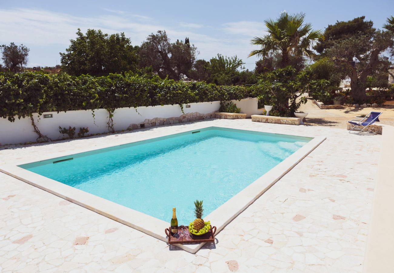 Trullo a San Vito dei Normanni - borgo della mimosa