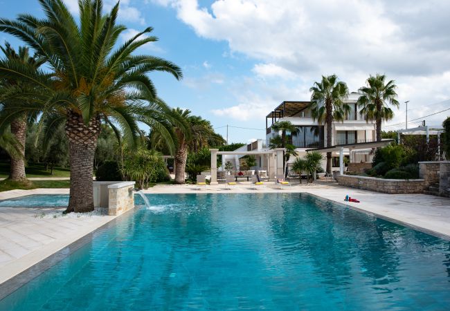 Villa a Martina Franca - Esclusiva Villa Moderna con Piscina e Campo da Tennis – Martina Franca, Valle d’Itria Villa a Martina Franca - Esclusiva Villa Moderna con Piscina e Campo da Tennis – Martina Franca, Valle d’Itria