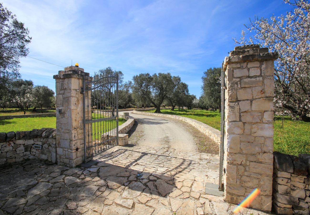 Trullo in San Michele Salentino - Trullo degli ulivi by pugliadamare