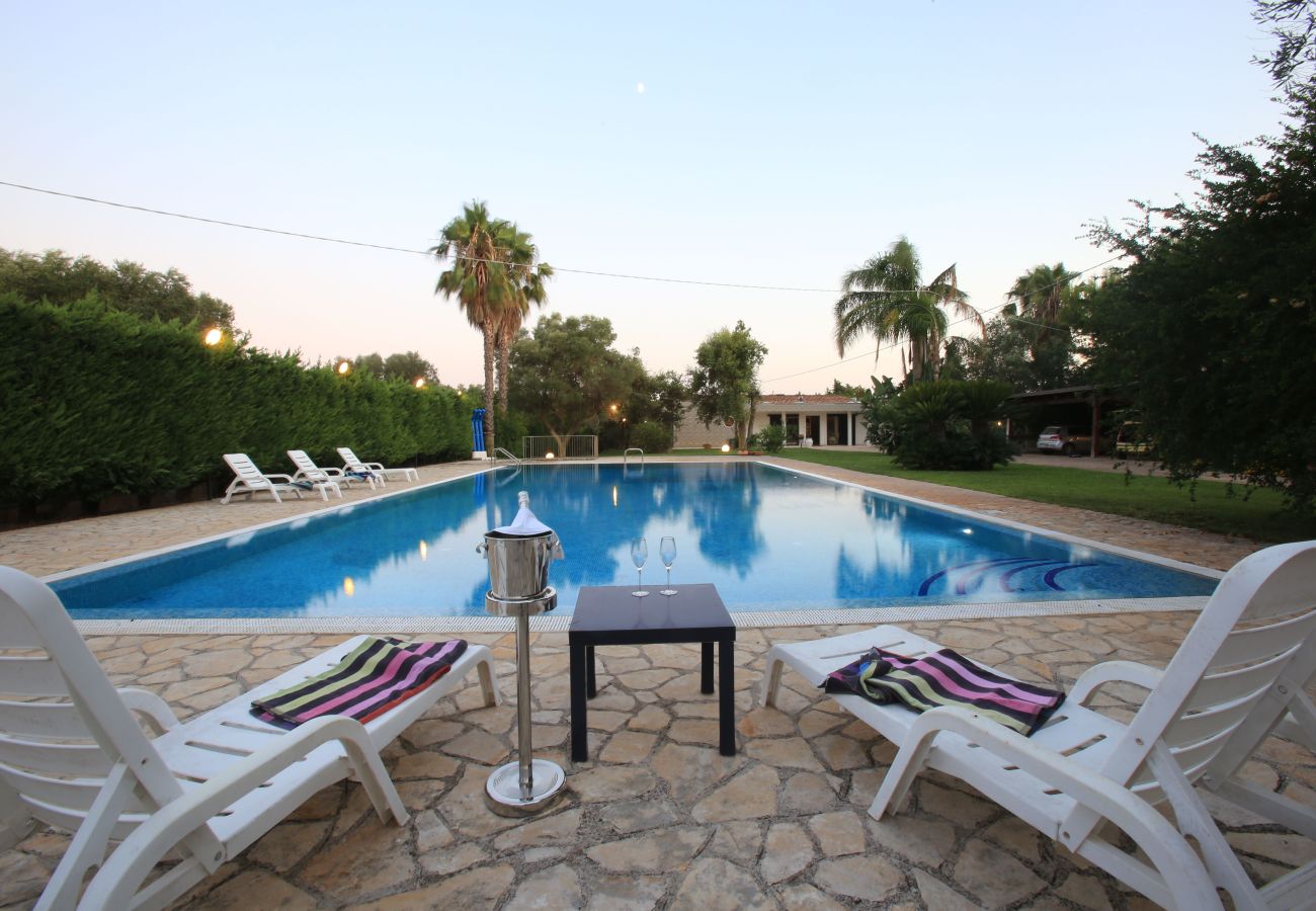 Villa in San Michele Salentino - Villa with park and swimming pool by Pugliadamare