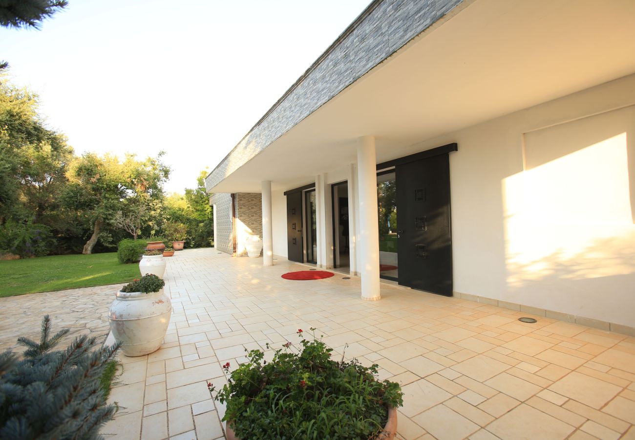 Villa in San Michele Salentino - Villa with park and swimming pool by Pugliadamare