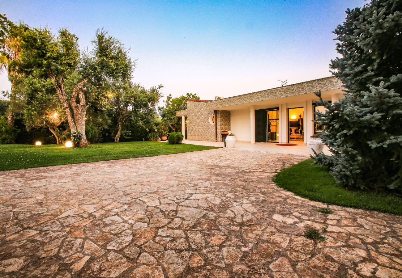 Villa in San Michele Salentino - Villa with park and swimming pool by Pugliadamare