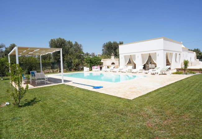 Trullo in San Michele Salentino - trullo lantane by Pugliadamre Trullo in San Michele Salentino - trullo lantane by Pugliadamre