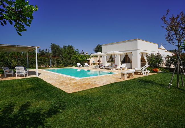 Trullo in San Michele Salentino - trullo lantane by Pugliadamre Trullo in San Michele Salentino - trullo lantane by Pugliadamre