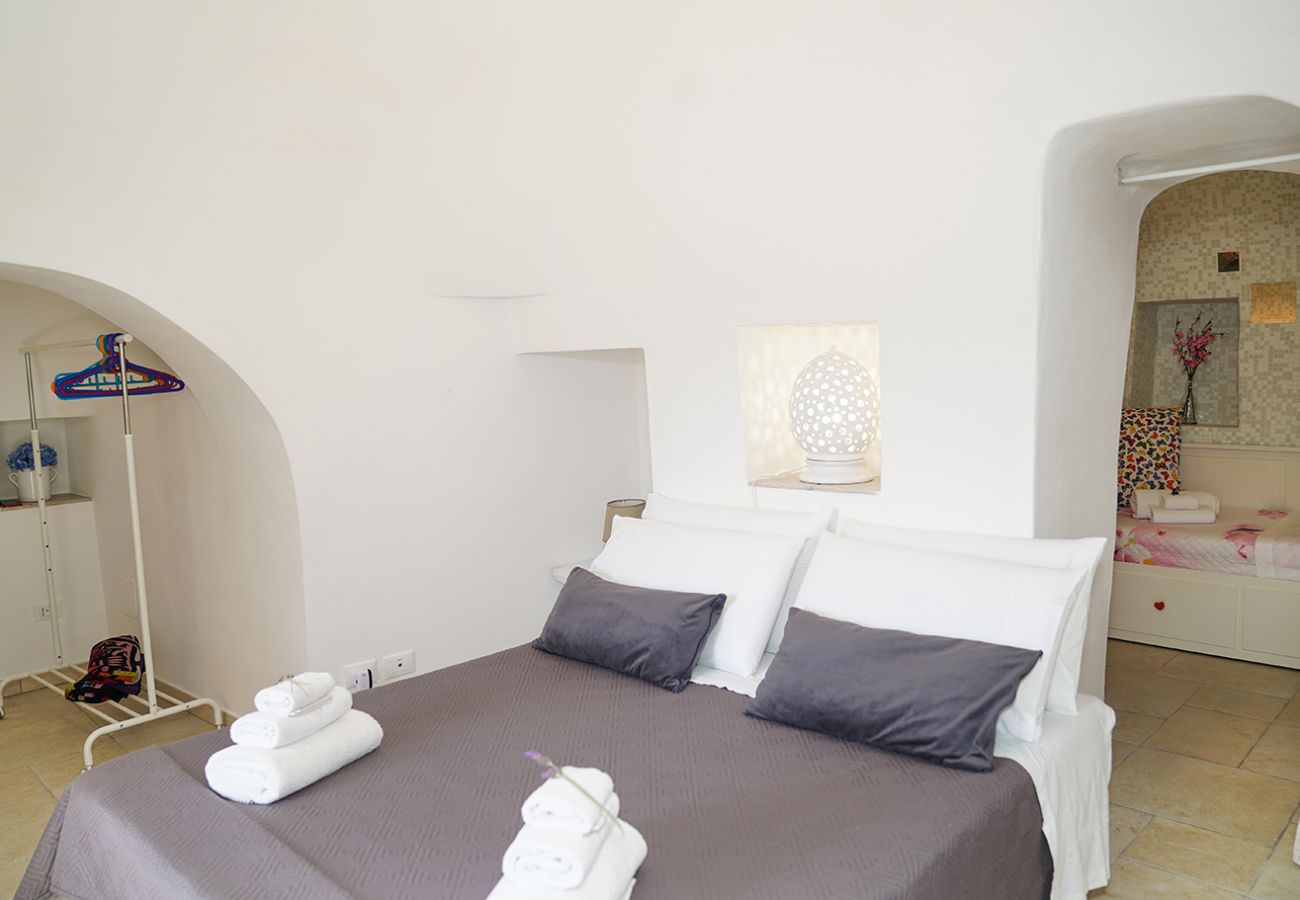 Trullo in San Michele Salentino - trullo lantane by Pugliadamre