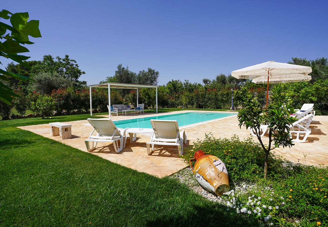 Trullo in San Michele Salentino - trullo lantane by Pugliadamre