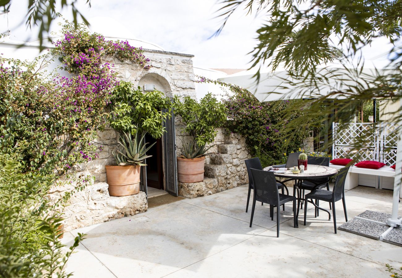 Residence in San Michele Salentino - Trulletto Corte degli Ulivi by Pugliadamare
