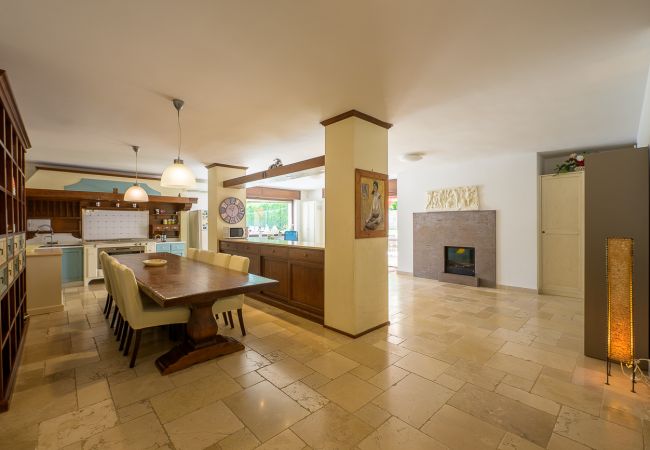 Villa in Martina Franca - Exclusive Modern Villa with Pool and Tennis Court – Martina Franca, Valle d’Itria Villa in Martina Franca - Exclusive Modern Villa with Pool and Tennis Court – Martina Franca, Valle d’Itria