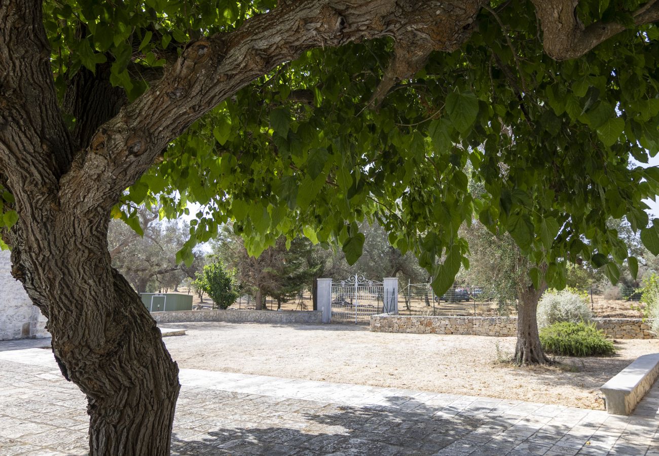 Trullo in San Michele Salentino - Trullo la mandorla by Pugliadamare