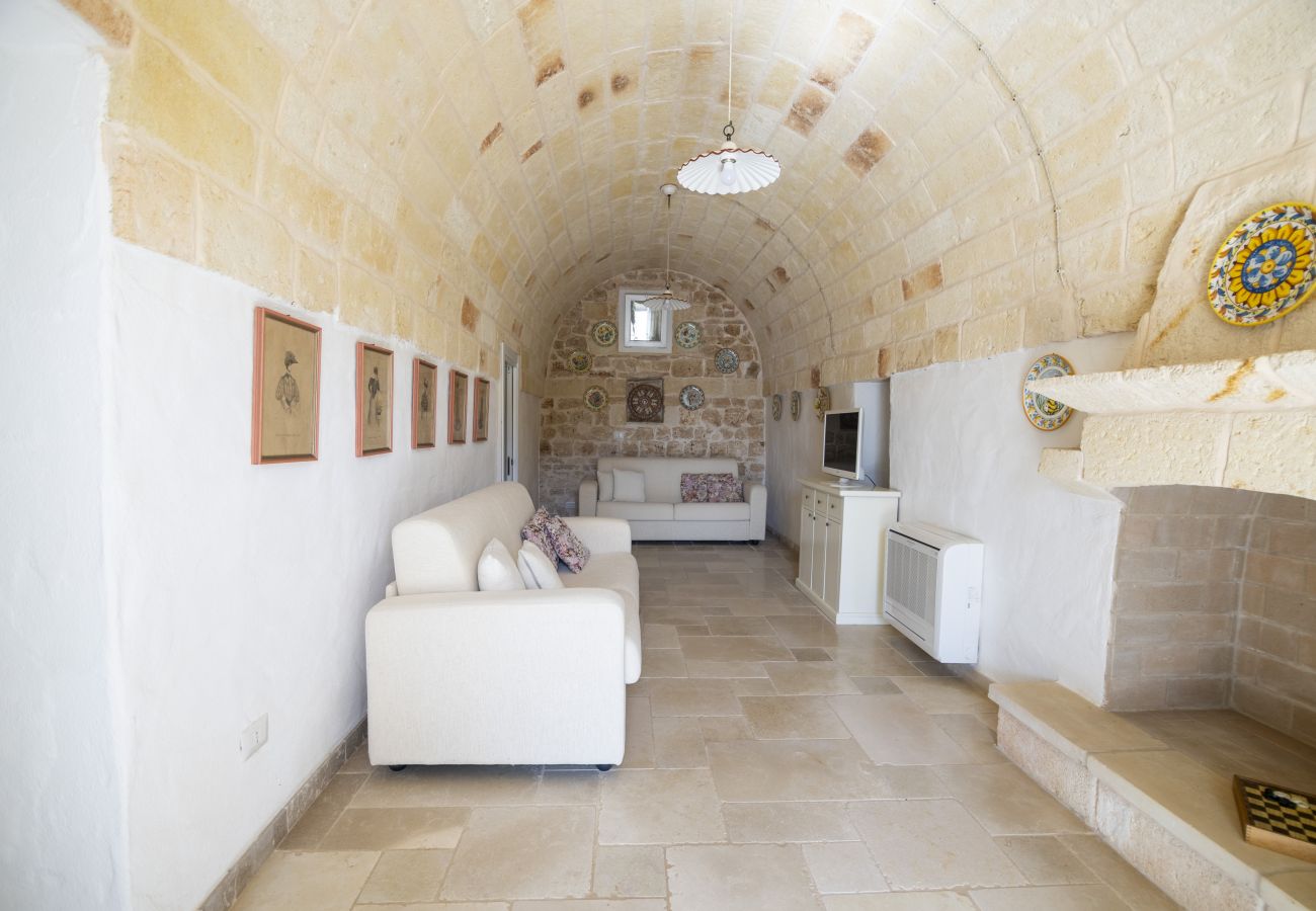 Trullo in San Michele Salentino - Trullo la mandorla by Pugliadamare